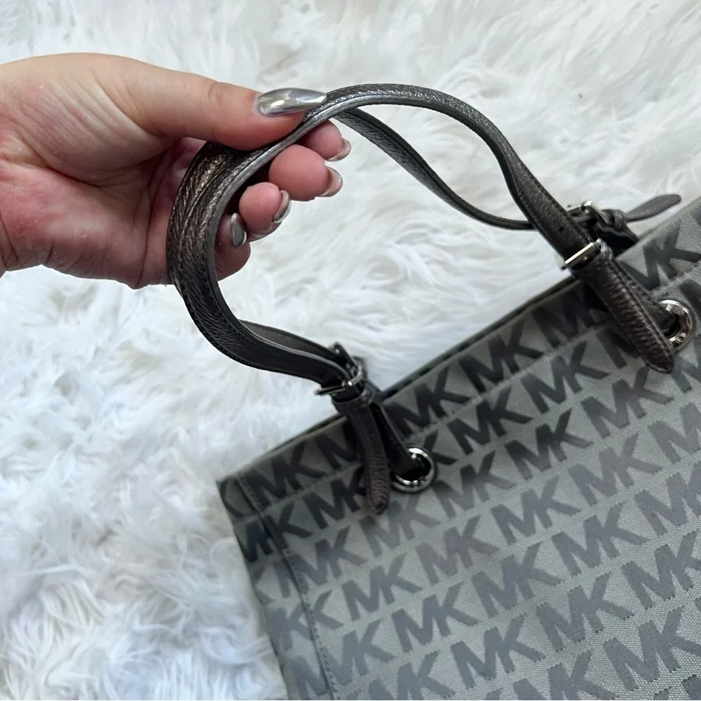 Stunning Silver Metallic Michael Kors Leather and Jacquard Logo Tote 🩶🩶